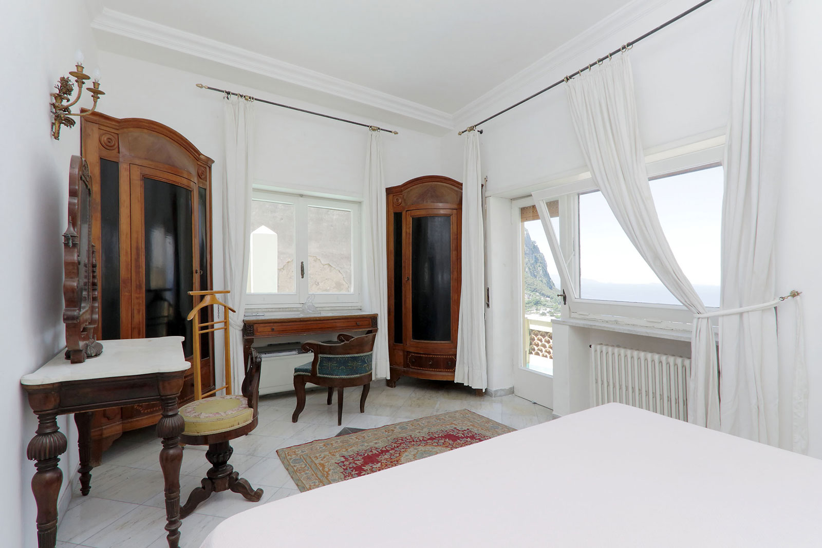 villa-in-capri-bedroom-white