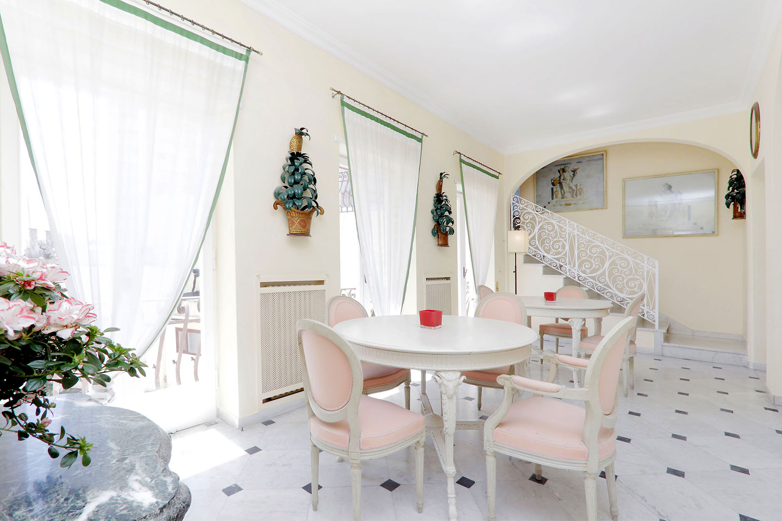 villa-in-capri-living-room-table