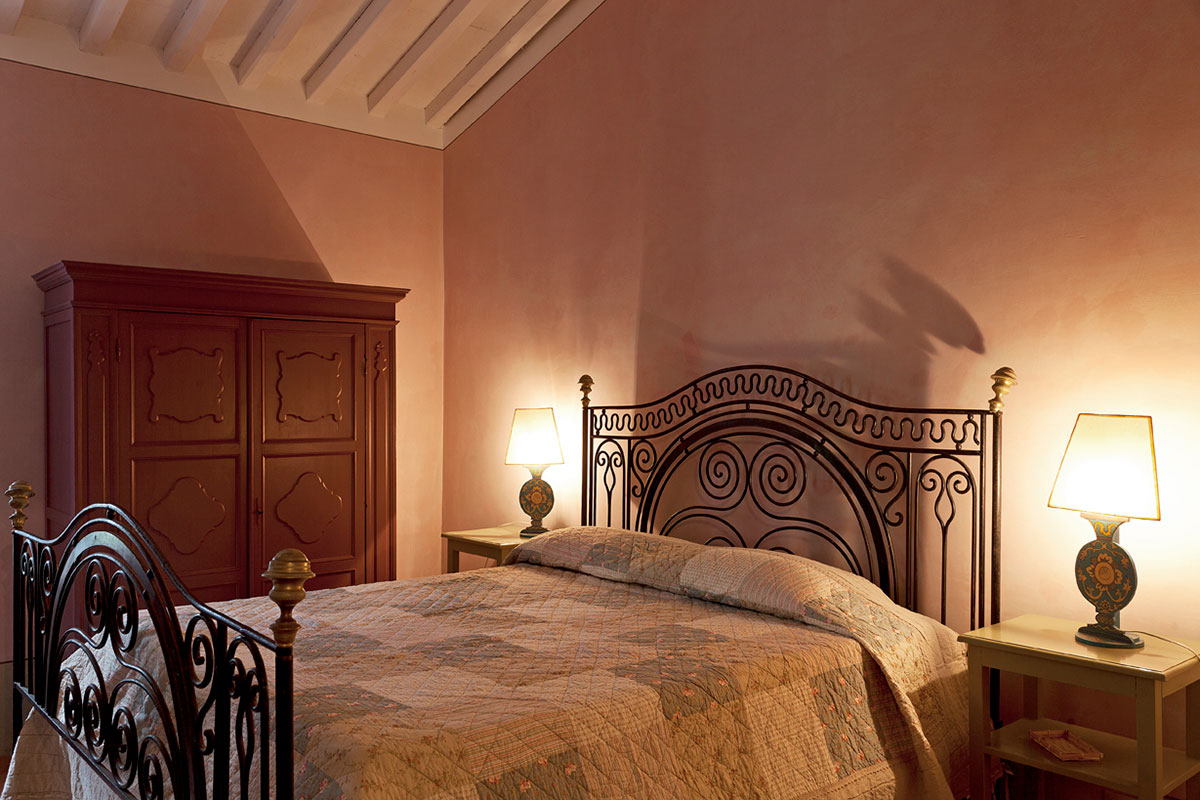 villa-la-querce-bedroom-red