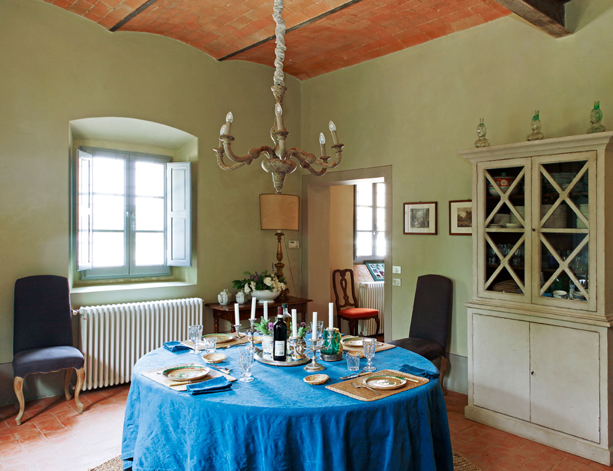 villa-la-querce-kitchen-table