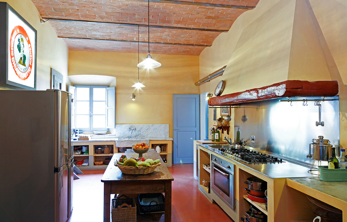 villa-la-querce-kitchen-view
