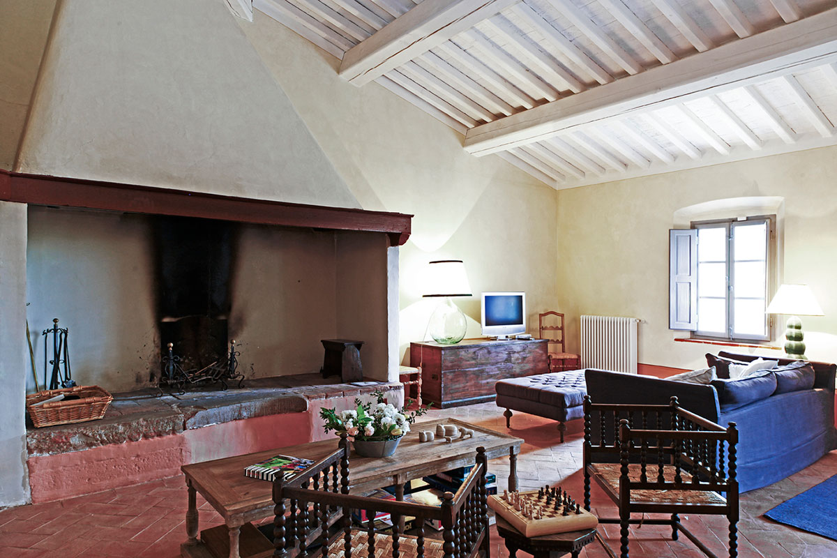 villa-la-querce-living-with-fireplace