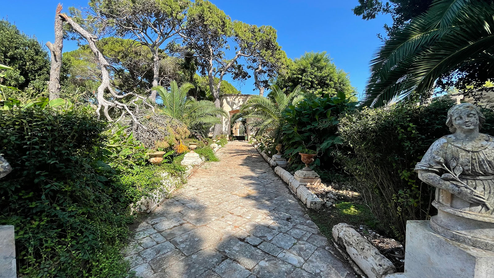 vista-del-giardino-della-Masseria-Brusca